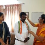 Vijay Vasanth Instagram - இன்று காலை தந்தையின் நினைவிடம் சென்று மரியாதை செய்த போது ஒரு வித சிலிர்ப்பு, பரவசம். அப்பாவின் ஆசிர்வாதத்துடன் வலம் வந்து வாக்களர்களை சந்தித்து ஆதரவு கோரினேன். இன்று அதற்கான விடை கிடைக்கும். மக்கள் பணி செய்ய மக்கள் கை கொடுப்பார்கள் என்ற நம்பிக்கையுடன் பயணிக்கின்றேன். Kanyakumari, India