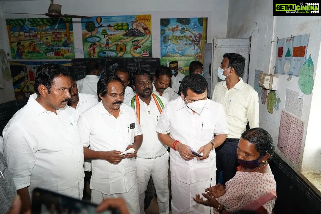 Vijay Vasanth Instagram - குமரி மாவட்டத்தில் மழை வெள்ள சேதங்களை பார்வையிட வந்த மாண்புமிகு தமிழக அமைச்சர்கள் திரு. செந்தில் பாலாஜி, திரு. மனோ தங்கராஜ், சட்டமன்ற உறுப்பினர் திரு. ராஜேஷ் குமார், மாவட்ட ஆட்சியர் ஆகியோருடன் பாதிக்கப்பட்ட இடங்களை ஆய்வு செய்தோம். பின்னர் நடைபெற்ற ஆய்வுக் கூட்டத்தில் கலந்து கொண்டோம். Kanyakumari, India