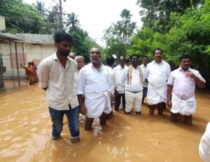 Vijay Vasanth Instagram - கன்னியாகுமரி மாவட்டம் குழித்துறை மற்றும் மார்த்தாண்டம் பகுதிகளில் கடும் மழை மற்றும் வெள்ள பெருக்கில் அவதியுறும் மக்களை சந்தித்து  அவர்கள் தங்க வைக்கப்பட்டிருக்கும் முகாம்களை ஆய்வு செய்தேன். நிவாரண உதவிகள் குறித்து அதிகாரிகளிடம் ஆலோசனை மேற்கொண்டோம்.