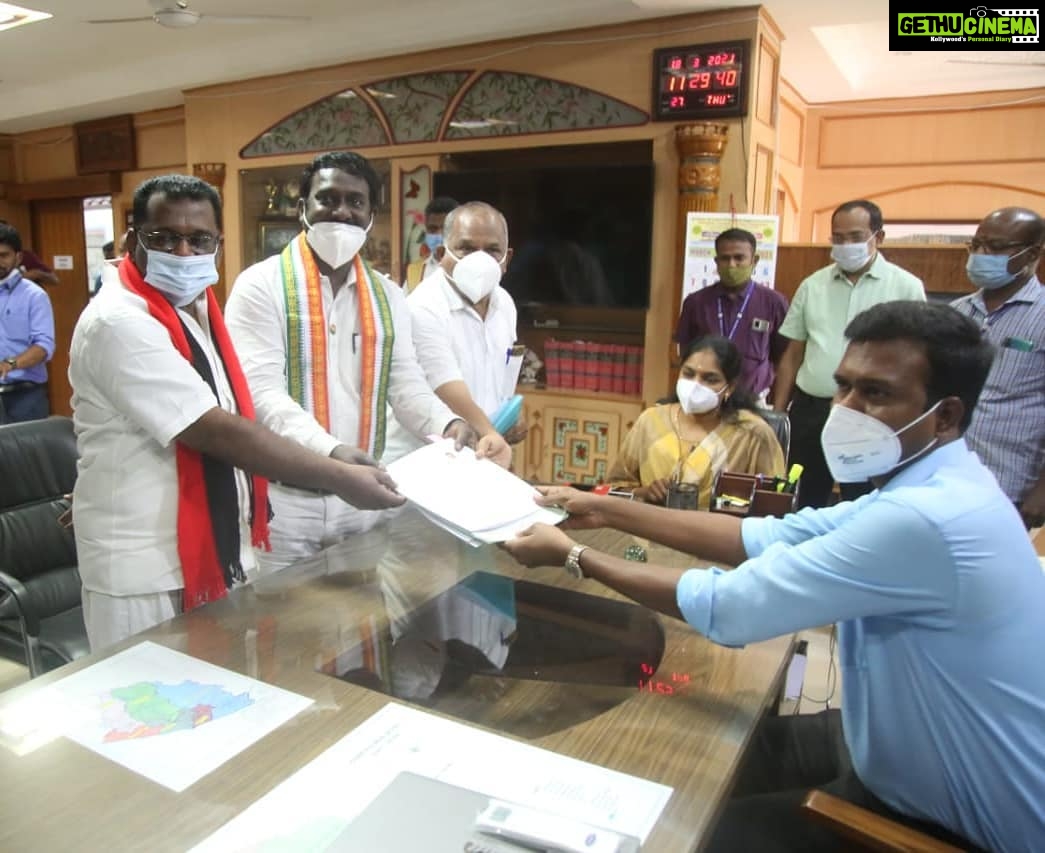 Vijay Vasanth Instagram - கன்னியாகுமரி பாராளுமன்ற இடைத்தேர்தலில் போட்டியிடும் மறைந்த முன்னாள் கன்னியாகுமரி பாராளுமன்ற உறுப்பினரின் மகன் விஜயகுமார் என்ற விஜய்வசந்த் ஆகிய நான் நாகர்கோவிலில் உள்ள ஆட்சியர் அலுவலகத்தில் மாவட்ட கலெக்டர் அரவிந்த் இடம் வேட்புமனு தாக்கல் செய்தேன். அருகில் நாகர்கோவில் சட்டமன்ற தொகுதி திமுக வேட்பாளர் சுரேஷ்ராஜன், மாவட்ட கம்யூனிஸ்ட் கட்சி செயற்குழு உறுப்பினர் அந்தோணி, மாவட்ட காங்கிரஸ் தலைவர் ராதாகிருஷ்ணன் அகியோர். #INC #SoniaGandhi #RahulGhandhi #AICC #incpriyanka #KSAlagiri #dineshgrao #TNCC #kanniyakumari #vasanthakumar #இணைவோம்_வெல்வோம் #கன்னியாகுமரி_பாராளுமன்ற_தொகுதி_இடைதேர்தல்_2021