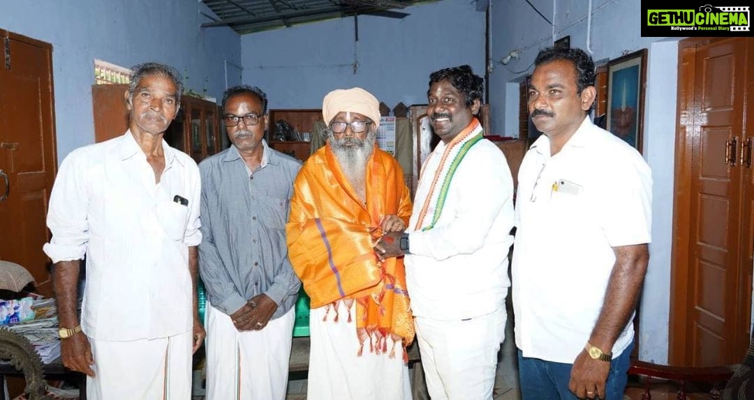Vijay Vasanth Instagram - கன்னியாகுமரி பாராளுமன்ற இடைத்தேர்தலில் போட்டியிடும் மத சார்பற்ற முற்போக்கு கூட்டணியின் காங்கிரஸ் கட்சி வெற்றி வேட்பாளர் விஜயகுமார் என்ற விஜய் வசந்த் இன்று சுவாமிதோப்பு தலைமை பதியில் சாமி தரிசனம் செய்தார் பின்னர் பூஜீத குரு பால பிரஜபதி அடிகளார் அவர்களை சந்தித்து ஆசி பெற்றார். இதில் வட்டார தலைவர் முருகேசன், அகஸ்தீஸ்வரம் நகரத்தலைவர் கிங்ஸ்லி மற்றும் பாலமுருகன், பொன்னம்பெருமாள் உட்பட பலர் உடனிருந்தனர். #INC #SoniaGandhi #RahulGhandhi #AICC #incpriyanka #KSAlagiri #dineshgrao #TNCC #kanniyakumari #vasanthakumar #இணைவோம்_வெல்வோம் #கன்னியாகுமரி_பாராளுமன்ற_தொகுதி_இடைதேர்தல்_2021