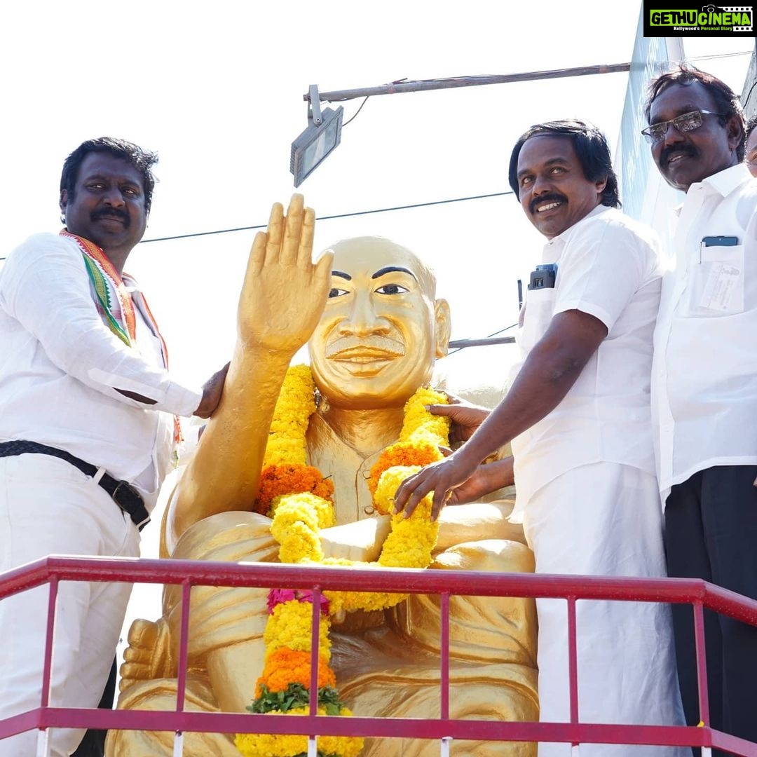 Vijay Vasanth Instagram - மதச்சார்பற்ற முற்போக்கு கூட்டணியின் கன்னியாகுமரி பாரளுமன்ற இடைதேர்தல் காங்கிரஸ் வெற்றி வேட்பாளராக அறிவிக்கப்பட்ட உடன் குமரி மேற்கு மாவட்ட காங்கிரஸ் தலைவரும் கிள்ளியூர் சட்டமன்ற வெற்றி வேட்பாளர் ராஜேஷ்குமார், பத்மநாபபுரம் திமுக சட்டமன்ற வெற்றி வேட்பாளர் மனோ. தங்கராஜ் ஆகியோருடன் சென்று தக்கலையில் உள்ள பெருந்தலைவர் காமராஜர் திருஉருவச்சிலைக்கும் அண்ணாவின் திருஉருவச்சிலைக்கும் மாலை அணிவித்து மரியாதை செலுத்தினேன். நிகழ்ச்சிகளில் முன்னாள் எம். பி. பெல்லார்மின், காங்கிரஸ் கிழக்கு மாவட்ட தலைவர் ராதாகிருஷ்ணன் மற்றும் தோழமை கட்சி முக்கிய நிர்வாகிகளும் தொண்டர்களும் கலந்து கொண்டனர். #INC #SoniaGandhi #RahulGhandhi #AICC #incpriyanka #KSAlagiri #dineshgrao #TNCC #kanniyakumari #vasanthakumar #இணைவோம்_வெல்வோம் #கன்னியாகுமரி_பாராளுமன்ற_தொகுதி_இடைதேர்தல்_2021 Kanyakumari, India