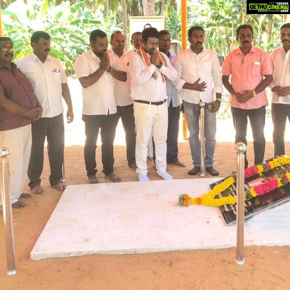 Vijay Vasanth Instagram - கன்னியாகுமரி மாவட்டம் நாகர்கோவில் உள்ள மறைந்த தேசிய தலைவர்கள் திருஉருவச்சிலைக்கு மரியாதை செலுத்த செல்லுவதற்கு முன் அகஸ்தீஸ்வரத்தில் உள்ள மறைந்த கன்னியாகுமரி பாரளுமன்ற உறுப்பினர் எனது தந்தை எச். வசந்தகுமார் அவர்களின் நினைவாலயத்தில் வணங்கி ஆசி பெற்றேன். #INC #SoniaGandhi #RahulGhandhi #AICC #incpriyanka #KSAlagiri #dineshgrao #TNCC #kanniyakumari #இணைவோம்_ வெல்வோம் #கன்னியாகுமரி_பாராளுமன்ற_தொகுதி_இடைதேர்தல்_2021 Kanyakumari, India