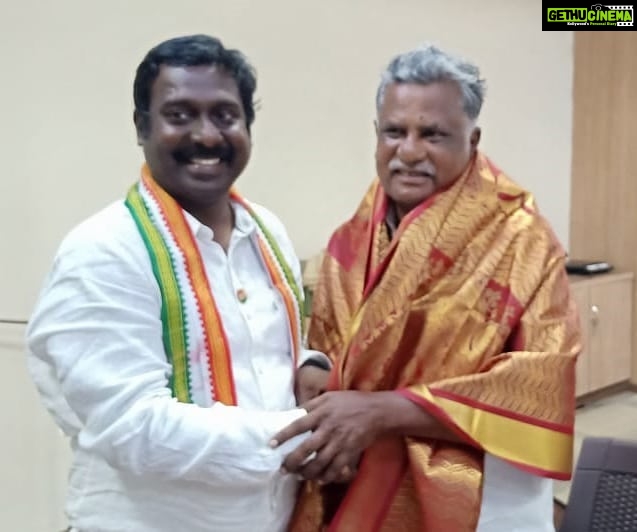 Vijay Vasanth Instagram - இந்திய கம்யூனிஸ்ட் கட்சி மாநில தலைவர் முத்தரசன் அவர்களை சந்தித்து கன்னியாகுமரி பாரளுமன்ற இடைதேர்தலில் போட்டியிடுவதை தெரிவித்து சால்வை அணிவித்து வாழ்த்து பெற்றேன். #INC #SoniaGandhi #RahulGhandhi #AICC #incpriyanka #KSAlagiri #dineshgrao #TNCC #kanniyakumari Kanyakumari, India