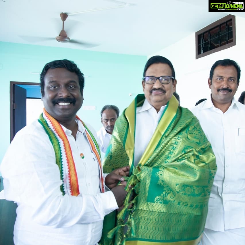 Vijay Vasanth Instagram - தமிழ்நாடு காங்கிரஸ் கமிட்டி மாநில தலைவர் கே. எஸ் அழகிரி அவர்களை சந்தித்து கன்னியாகுமரி நாடாளுமன்ற இடைதேர்தலில் போட்டியிட வாய்ப்பளித்ததற்கு நன்றி தெரிவித்து சால்வை அணிவித்து வாழ்த்து பெற்றேன். #INC #AICC #SoniaGandhi #RahulGhandhi #incpriyanka #TNCC #KSAlagiri #kanniyakumari @dineshgrao Kanyakumari, India