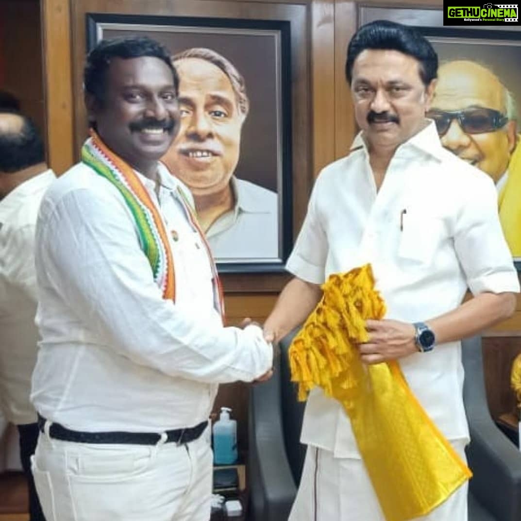 Vijay Vasanth Instagram - திமுக தலைவர் தளபதி மு.க.ஸ்டாலின் அவர்களை கன்னியாகுமரி நாடாளுமன்ற இடைதேர்தல் காங்கிரஸ் வெற்றி வேட்பாளர்கள் மறைந்த முன்னாள் நாடாளுமன்ற உறுப்பினர் எச். வசந்தகுமார் அவர்களின் மகன் விஜயகுமார் (என்ற) விஜய்வசந்த் சந்தித்து வாழ்த்து பெற்றேன். #INC #SoniaGandhi #RahulGhandhi #incpriyanka #AICC #TNCC #ksalagiri #dineshgrao @dineshgrao #kanniyakumari