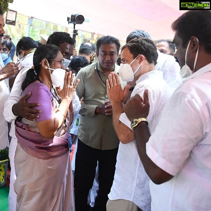 Vijay Vasanth Instagram - கன்னியாகுமரி தேர்தல் பிரச்சார சுற்றுபயணமாக வருகை தந்த வருங்கால பாரத பிரதமர் தலைவர் திரு. ராகுல்காந்தி அகஸ்தீஸ்வரத்தில் எனது தந்தை தெய்வத்திரு கன்னியாகுமரி பாரளுமன்ற உறுப்பினர் எச். வசந்தகுமார் நினைவு இடத்தில் மலர்வளையம் வைத்து அஞ்சலி செலுத்தி மணிமண்டபம் கட்ட கல்வெட்டை திறந்து வைத்தார். நிகழ்ச்சியில் காங்கிரஸ் தலைவர் கே. எஸ். அழகிரி தமிழக காங்கிரஸ் பொறுப்பாளர் தினேஷ்குண்டுராவ், அகில இந்திய செயலாளர் சஞ்சய்தத், தனுஷ்கோடி ஆதித்தன், சட்டமன்ற உறுப்பினர்கள் பிரின்ஸ், ராஜேஷ்குமார், விஜயதரணி, வசந்தகுமார் மனைவி தமிழ்செல்வி, விஜய்வசந்த், வினோத்குமார் மகள் தங்கமலர்ஜெகன்நாத், மற்றும் எம்.எஸ். காமராஜ், எம். எஸ். சண்முகம், உட்பட பலர் கலந்து கொண்டனர். @iamsoniagandhi @rahulgandhi @dineshgrao @inctamilnadu @alagri