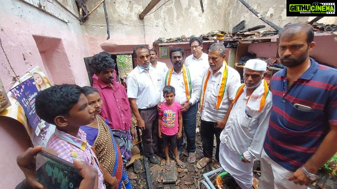 Vijay Vasanth Instagram - கன்னியாகுமரி மாவட்டம் நாகர்கோவில் பெண்கள் கிறிஸ்தவ கல்லூரி சாலை அருகே உள்ள தெருவில் நேற்று இரவு டிவி வெடித்து சிதறியதில் மின்கசிவு ஏற்பட்டு ஐந்து வீடுகளில் உள்ள பொருட்கள் எரிந்து நாசமாயின. தகவலறிந்த தமிழ்நாடு காங்கிரஸ் பொதுச்செயலாளர் விஜய்வசந்த் சம்பவ இடத்திற்கு நேரில் சென்று பார்வையிட்டு அவர்களுக்கு ஆறுதல் தெரிவித்து அரசு அவர்களுக்கு உரிய நிவாரணம் வழங்க வேண்டும் என கோரிக்கை வைத்தார். இதில் கிழக்கு மாவட்ட காங்கிரஸ் தலைவர் ராதாகிருஷ்ணன் உட்பட வார்டு தலைவர் மற்றும் காங்கிரஸ் நிர்வாகிகள் கலந்து கொண்டனர். @incindia @iamsoniagandhi @rahulgandhi @dineshgrao @inctamilnadu @alagiriks Nagercoil