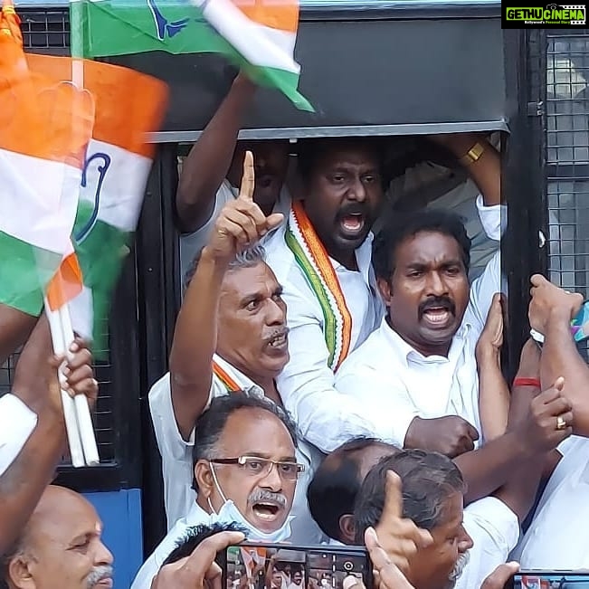 Vijay Vasanth Instagram - 20.02.2021 ம் தேதி சனிக்கிழமை மாலை விவசாயிகளுக்கு எதிரான மூன்று வேளாண் கருப்பு சட்டங்களை திரும்பப் பெற வலியுறுத்தியும், சமையல் எரிவாயு மற்றும் பெட்ரோல் டீசல் விலை உயர்வை கண்டித்து குமரி கிழக்கு மாவட்ட காங்கிரஸ் கமிட்டி தலைவர் வழக்கறிஞர் ராதாகிருஷ்ணன் தலைமையில் வேப்பமூடு காமராஜர் சிலையில் இருந்து டெரிக் இந்திராகாந்தி சிலைக்கு பாதயாத்திரையாக சென்ற போது மாநகராட்சி பூங்கா அருகே போலீசாரால் தடுத்து நிறுத்தி கைது செய்யப்பட்டேன். நிகழ்ச்சியில் மாநில, மாவட்ட, நகர, வட்டார காங்கிரஸ் நிர்வாகிகளும் தொண்டர்களும் கலந்து கொண்டனர். #INC #SoniaGandhi #RahulGhandhi #incpriyanka #AICC #vasanthakumar #TNCC @iamsoniagandhi @rahulgandhi @dineshgrao