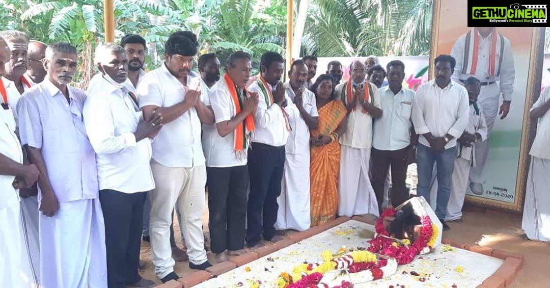 Vijay Vasanth Instagram - தமிழ்நாடு காங்கிரஸ் கமிட்டி மாநில பொதுச்செயலாளராக நியமனம் செய்யப்பட்டதை ஒட்டி அகஸ்தீஸ்வரத்தில் அப்பாவின் @hvasanthakumar நினைவிடத்தில் மரியாதை செலுத்தி ஆசி பெற்றேன். உடன் கிழக்கு மாவட்ட காங்கிரஸ் தலைவர் ராதாகிருஷ்ணன், வர்த்தக பிரிவு மாவட்ட தலைவர் முருகேசன், முருகானந்தம், வாஷிங்டன், திபாகர், முருகேசன், சீனிவாசன் மற்றும் பலர்.