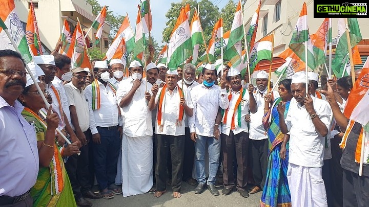Vijay Vasanth Instagram - கன்னியாகுமரி கிழக்கு மாவட்ட காங்கிரஸ் கமிட்டி சார்பில் இந்திய தேசிய காங்கிரஸ்136 வது ஆண்டு விழாவை முன்னிட்டு நாகர்கோவில் வடசேரி எஸ். எம். ஆர். வி பள்ளி அருகில் இருந்து காந்தி பூங்கா வரை ஊர்வலமாக சென்று அங்கு உள்ள காந்தி சிலைக்கு மாலை அணிவித்து மரியாதை செலுத்தினோம். நிகழ்ச்சியில் குளச்சல் சட்டமன்ற உறுப்பினர் பிரின்ஸ், மாவட்ட தலைவர் ராதாகிருஷ்ணன், நகர தலைவர் அலெக்ஸ் மற்றும் வட்டார, நகர காங்கிரஸ் நிர்வாகிகள், மகிளா காங்கிரஸ் நிர்வாகிகளும் கலந்து கொண்டனர்.