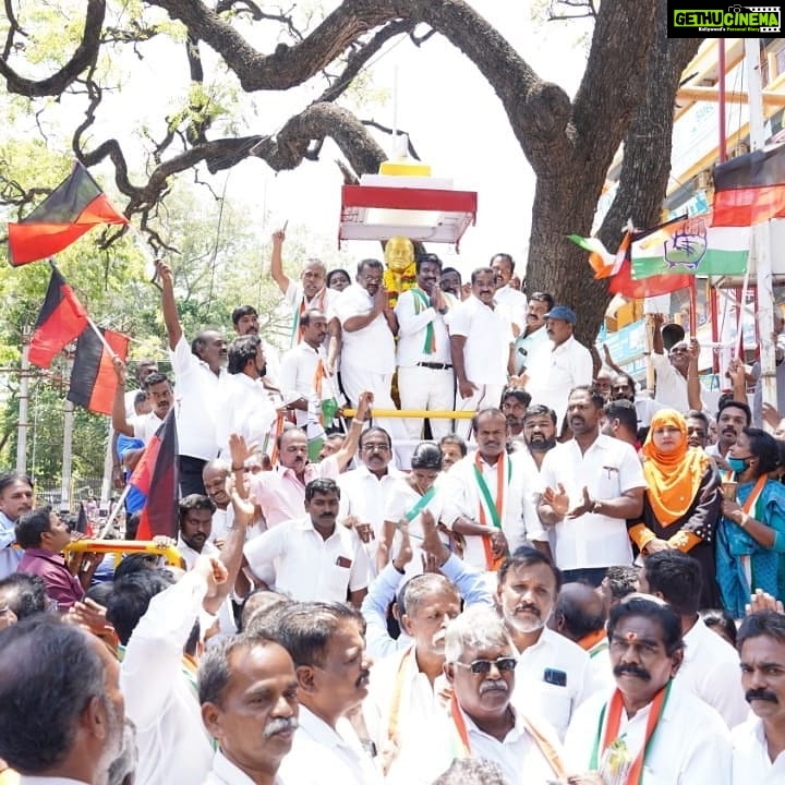 Vijay Vasanth Instagram - மதச்சார்பற்ற முற்போக்கு கூட்டணியின் குமரி பாராளுமன்ற இடைத்தேர்தலில் போட்டியிடும் உங்கள் வெற்றி வேட்பாளர் விஜயகுமார் என்ற விஜய்வசந்த் ஆகிய நான் நாகர்கோவில் சட்டமன்ற தொகுதி திமுக வெற்றி வேட்பாளர் சுரேஷ்ராஜன், கிள்ளியூர் சட்டமன்ற தொகுதி வெற்றி வேட்பாளர் ராஜேஷ்குமார் ஆகியோருடன் இணைந்து நாகர்கோவிலில் வேப்பமூடு சந்திப்பில் உள்ள பெருந்தலைவர் காமராஜர் திருஉருவச்சிலைக்கு மாலை அணிவித்து மரியாதை செலுத்தினேன்.@INC @iamsoniagandhi #RahulGhandhi #AICC #incpriyanka #KSAlagiri #dineshgrao #TNCC #kanniyakumari #இனைவோ