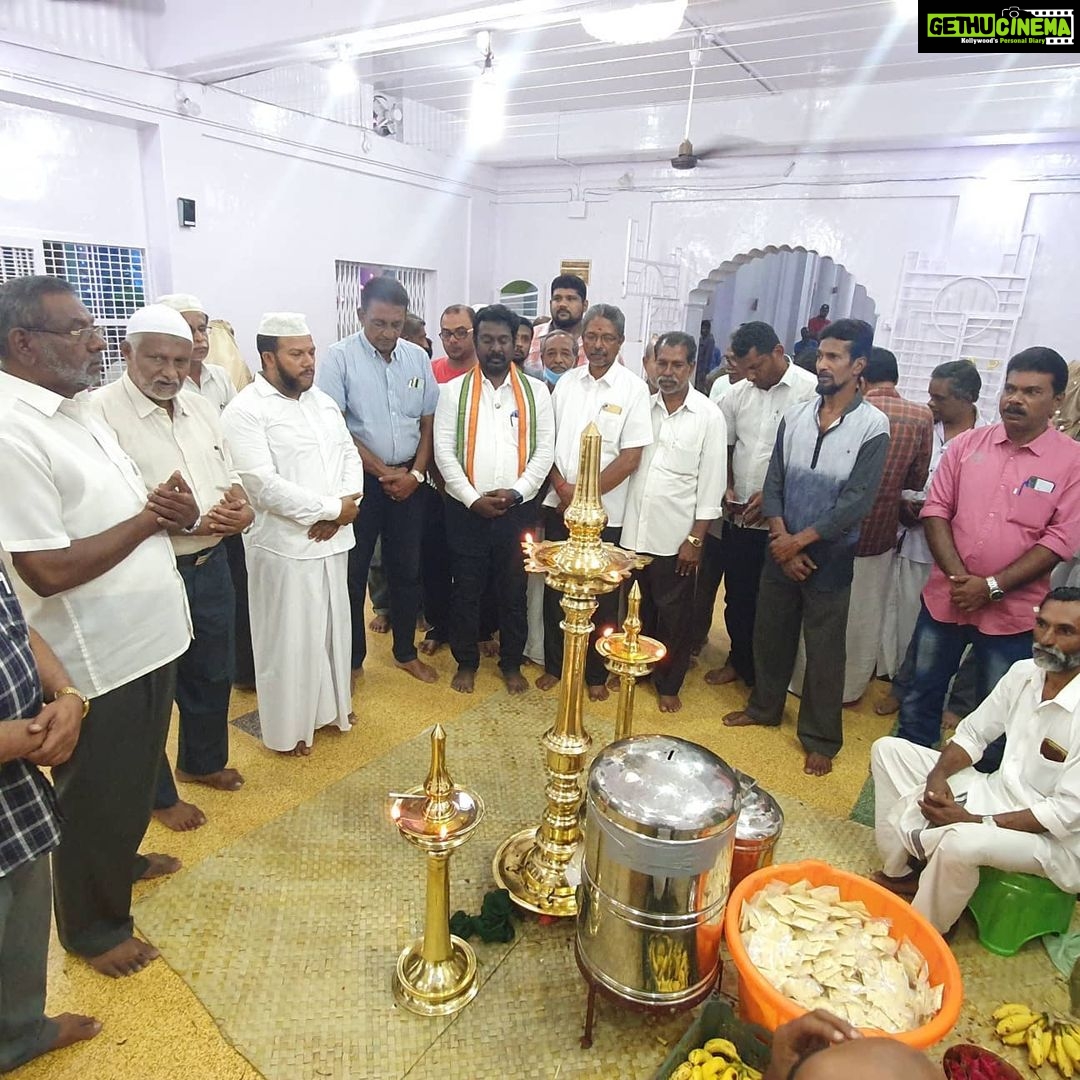 Vijay Vasanth Instagram - கன்னியாகுமரி மாவட்டம் தக்கலையில் உள்ள பிரசித்தி பெற்ற தக்கலை மெய்ஞான மாமேதை ஷெய்கு பீர்முஹம்மது ஸாகிபு ஒலியுல்லா ஆண்டு பெருவிழாவில் கலந்து கொண்டேன். அஞ்சுவன்னம் பீர்முகமதியா முஸ்லிம் அஷோசியேசன் தலைவர் அப்துல் ஜாபார், தக்கலை நகர காங்கிரஸ் தலைவர் ஹனுக்குமார், வட்டார தலைவர் ஜாண் கிறிஸ்டோபர், அல்ஹாஜித் மற்றும் ஹமீம் முஸ்தாபா, முகமது சலீம், முகமது ராபி, உட்பட பலர் கலந்து கொண்டனர். @incindia @iamsoniagandhi @rahulgandhi @dineshgrao @inctamilnadu @alagri thuckalay,kanyakumari