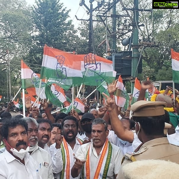 Vijay Vasanth Instagram - 20.02.2021 ம் தேதி சனிக்கிழமை மாலை விவசாயிகளுக்கு எதிரான மூன்று வேளாண் கருப்பு சட்டங்களை திரும்பப் பெற வலியுறுத்தியும், சமையல் எரிவாயு மற்றும் பெட்ரோல் டீசல் விலை உயர்வை கண்டித்து குமரி கிழக்கு மாவட்ட காங்கிரஸ் கமிட்டி தலைவர் வழக்கறிஞர் ராதாகிருஷ்ணன் தலைமையில் வேப்பமூடு காமராஜர் சிலையில் இருந்து டெரிக் இந்திராகாந்தி சிலைக்கு பாதயாத்திரையாக சென்ற போது மாநகராட்சி பூங்கா அருகே போலீசாரால் தடுத்து நிறுத்தி கைது செய்யப்பட்டேன். நிகழ்ச்சியில் மாநில, மாவட்ட, நகர, வட்டார காங்கிரஸ் நிர்வாகிகளும் தொண்டர்களும் கலந்து கொண்டனர். #INC #SoniaGandhi #RahulGhandhi #incpriyanka #AICC #vasanthakumar #TNCC @iamsoniagandhi @rahulgandhi @dineshgrao