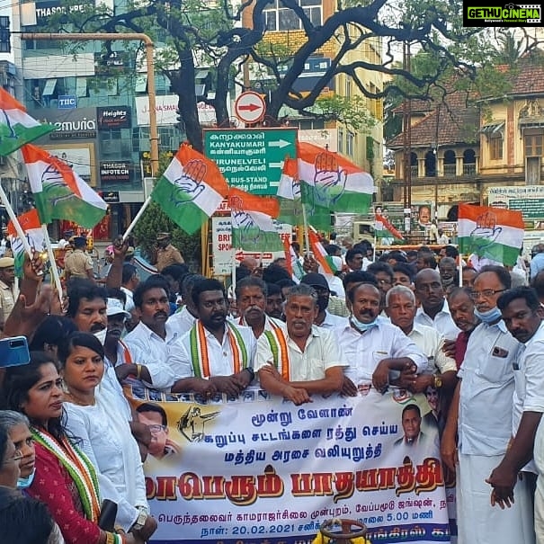 Vijay Vasanth Instagram - 20.02.2021 ம் தேதி சனிக்கிழமை மாலை விவசாயிகளுக்கு எதிரான மூன்று வேளாண் கருப்பு சட்டங்களை திரும்பப் பெற வலியுறுத்தியும், சமையல் எரிவாயு மற்றும் பெட்ரோல் டீசல் விலை உயர்வை கண்டித்து குமரி கிழக்கு மாவட்ட காங்கிரஸ் கமிட்டி தலைவர் வழக்கறிஞர் ராதாகிருஷ்ணன் தலைமையில் வேப்பமூடு காமராஜர் சிலையில் இருந்து டெரிக் இந்திராகாந்தி சிலைக்கு பாதயாத்திரையாக சென்ற போது மாநகராட்சி பூங்கா அருகே போலீசாரால் தடுத்து நிறுத்தி கைது செய்யப்பட்டேன். நிகழ்ச்சியில் மாநில, மாவட்ட, நகர, வட்டார காங்கிரஸ் நிர்வாகிகளும் தொண்டர்களும் கலந்து கொண்டனர். #INC #SoniaGandhi #RahulGhandhi #incpriyanka #AICC #vasanthakumar #TNCC @iamsoniagandhi @rahulgandhi @dineshgrao