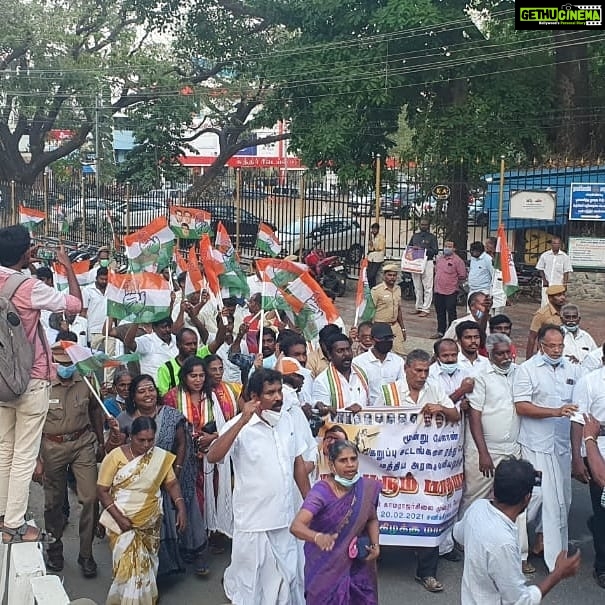 Vijay Vasanth Instagram - 20.02.2021 ம் தேதி சனிக்கிழமை மாலை விவசாயிகளுக்கு எதிரான மூன்று வேளாண் கருப்பு சட்டங்களை திரும்பப் பெற வலியுறுத்தியும், சமையல் எரிவாயு மற்றும் பெட்ரோல் டீசல் விலை உயர்வை கண்டித்து குமரி கிழக்கு மாவட்ட காங்கிரஸ் கமிட்டி தலைவர் வழக்கறிஞர் ராதாகிருஷ்ணன் தலைமையில் வேப்பமூடு காமராஜர் சிலையில் இருந்து டெரிக் இந்திராகாந்தி சிலைக்கு பாதயாத்திரையாக சென்ற போது மாநகராட்சி பூங்கா அருகே போலீசாரால் தடுத்து நிறுத்தி கைது செய்யப்பட்டேன். நிகழ்ச்சியில் மாநில, மாவட்ட, நகர, வட்டார காங்கிரஸ் நிர்வாகிகளும் தொண்டர்களும் கலந்து கொண்டனர். #INC #SoniaGandhi #RahulGhandhi #incpriyanka #AICC #vasanthakumar #TNCC @iamsoniagandhi @rahulgandhi @dineshgrao