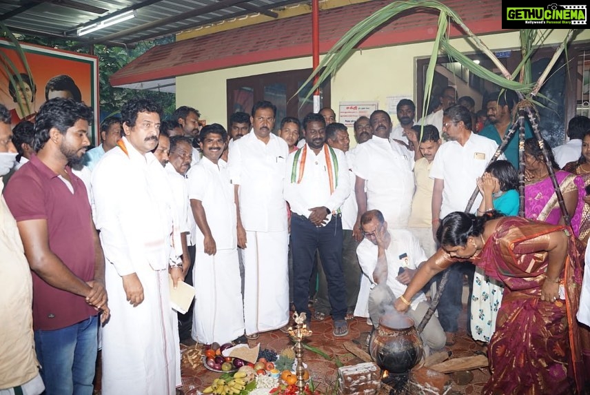 Vijay Vasanth Instagram - பொங்கல் திருநாளை முன்னிட்டு கன்னியாகுமரி மேற்கு மாவட்ட காங்கிரஸ் கட்சி சார்பில் கிள்ளியூர் சட்டமன்ற உறுப்பினர் ராஜேஷ்குமார் தலைமையில் குளச்சல் சட்டமன்ற உறுப்பினர் பிரின்ஸ் முன்னிலையில் பொங்கல் விழா நிகழ்ச்சியில் கலந்துகொண்ட அனைத்து காங்கிரஸ் மாநில மாவட்ட நிர்வாகிகள் மற்றும் வட்டார, நகர, பேரூராட்சி, கிராம கமிட்டி தலைவர்களுக்கும் நிர்வாகிகளுக்கும் மறைந்த என் தந்தை @hvasanthakumar சார்பாக பொங்கல் பரிசுகளை வழங்கினேன்.