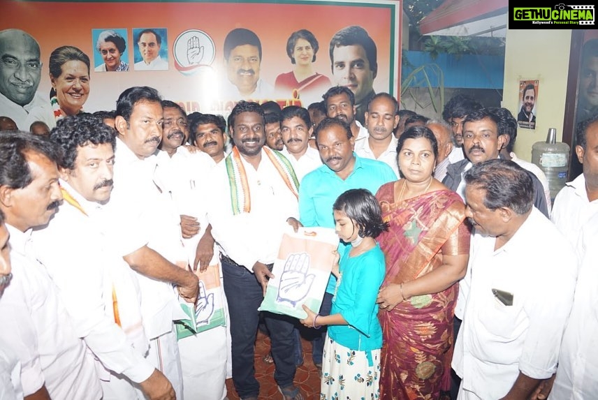 Vijay Vasanth Instagram - பொங்கல் திருநாளை முன்னிட்டு கன்னியாகுமரி மேற்கு மாவட்ட காங்கிரஸ் கட்சி சார்பில் கிள்ளியூர் சட்டமன்ற உறுப்பினர் ராஜேஷ்குமார் தலைமையில் குளச்சல் சட்டமன்ற உறுப்பினர் பிரின்ஸ் முன்னிலையில் பொங்கல் விழா நிகழ்ச்சியில் கலந்துகொண்ட அனைத்து காங்கிரஸ் மாநில மாவட்ட நிர்வாகிகள் மற்றும் வட்டார, நகர, பேரூராட்சி, கிராம கமிட்டி தலைவர்களுக்கும் நிர்வாகிகளுக்கும் மறைந்த என் தந்தை @hvasanthakumar சார்பாக பொங்கல் பரிசுகளை வழங்கினேன்.