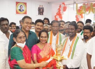 Vijay Vasanth Instagram - With great pleasure we welcome the people of #Ramnad to our 93rd showroom of @vasanthandco_in which was inaugurated by my mom today. #Fordad