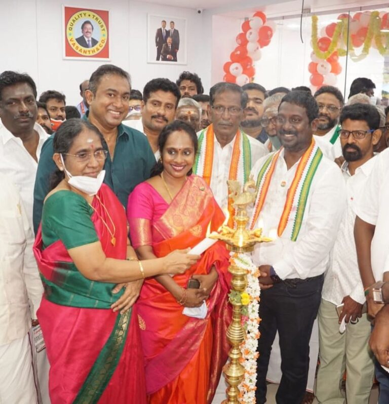 Vijay Vasanth Instagram - With great pleasure we welcome the people of #Ramnad to our 93rd showroom of @vasanthandco_in which was inaugurated by my mom today. #Fordad