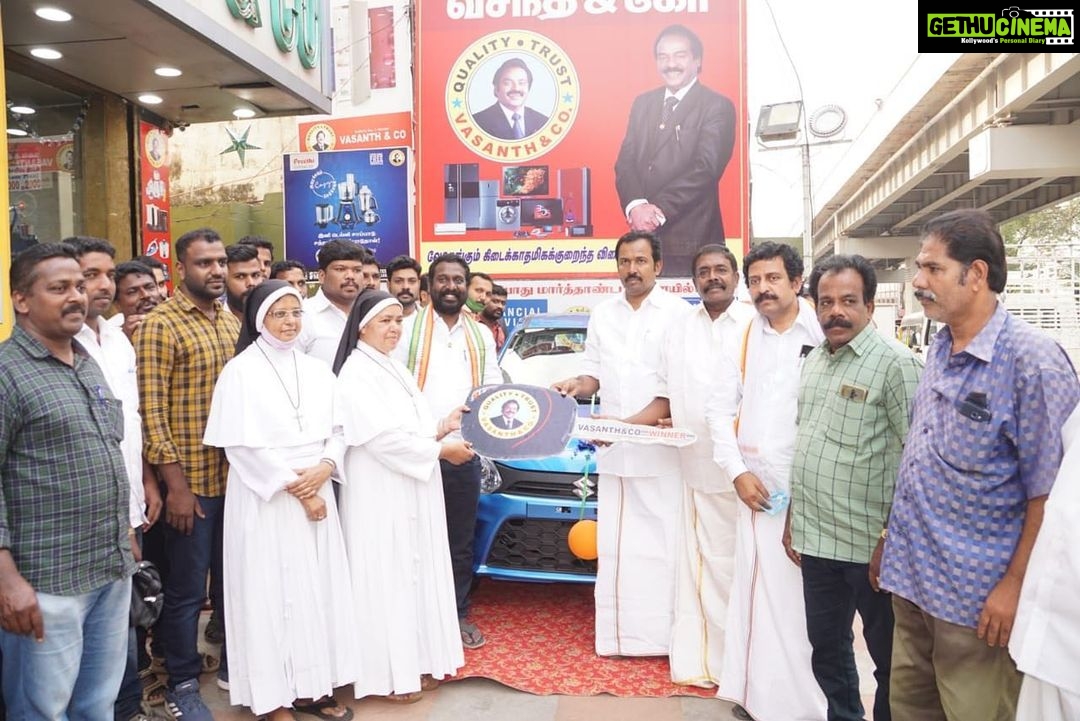 Vijay Vasanth Instagram - @vasanthandco_in நிறுவனம் சார்பில் தீபாவளி பண்டிகையை முன்னிட்டு வீட்டு உபயோக பொருட்கள் வாங்கும் வாடிக்கையாளர்களுக்கு சிறந்த வாக்கியம் எழுதிய மார்த்தாண்டம் அழகியமண்டபம் பிரவேசனல் சர்ச் -க்கு கார் பரிசு கிடைத்தது. காரை சர்ச்-ஐ சார்ந்த அருட்சகோதரிகளிடம் கிள்ளியூர் சட்டமன்ற உறுப்பினர் ராஜேஷ்குமார், குளச்சல் சட்டமன்ற உறுப்பினர் பிரின்ஸ் ஆகியோர் இணைந்து காரை மார்த்தாண்டம் வசந்த் & கோ கிளையில் வழங்கினார்கள். நிகழ்ச்சியில் மாவட்ட வர்த்தக காங்கிரஸ் தலைவர் ஆமோஸ், சாமுவேல் ஜார்ஜ், மாவட்ட இளைஞர் காங்கிரஸ் தலைவர் திபாகர், குழித்துறை நகர காங்கிரஸ் தலைவர் அருள்ராஜ், வட்டார தலைவர்கள் மோகன்தாஸ், கிறிஸ்டோபர் மற்றும் வசந்த் அன் கோ கிளை மேலாளர் சந்திரமோகன் உள்பட பலர் கலந்து கொண்டனர்.