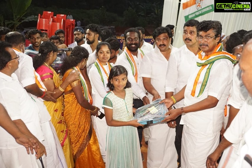 Vijay Vasanth Instagram - இளைஞர் காங்கிரஸ் சார்பில் காங்கிரஸ் கட்சி அலுவலகம் திறப்பு விழாவும், ஏழை மாணவர்களுக்கு நோட்புக் வழங்கும் விழாவும், காங்கிரஸ் கட்சி பொதுக்கூட்டம் என முப்பெரும் விழா, திருவட்டார் வட்டாரம் ஆற்றூரை அடுத்த செவரக்கோடு பகுதியில் மாநில இளைஞர் காங்கிரஸ் வின்ஸ்எல்ஜின் தலைமையில் நடைபெற்றது . நிகழ்ச்சியில் சிறப்பு அழைப்பாளராக அகில இந்தியா காங்கிரஸ் கட்சி பொது செயலாளர் டாக்டர். செல்லகுமார், எம்.பி, முன்னாள் கேரளா முதல்வர் உம்மன் சாண்டி மகன் சாண்டி உமன், அகில இந்திய இளைஞர் காங்கிரஸ் செயலாளர் ஜெயினா, மாநில இளைஞரணி தலைவர் ஹசன் மவுலானா ஆகியோர் கலந்து கொண்டு பேசினர். விழாவில் விளவங்கோடு சட்டமன்ற உறுப்பினர் விஜயதாரணி, மாவட்ட இளைஞர் காங்கிரஸ் தலைவர் திபாகர், காங்கிரஸ் சேவதள தலைவர் ஜோசப் தயாசிங் , விவசாய பிரிவு மாவட்டத் தலைவர் குமார் , காங்கிரஸ் மாவட்ட துணைத் தலைவர் பால்மணி, மாநில பொதுக்குழு உறுப்பினர் எட்வர்ட், ஒன்றிய கவுன்சிலர் ஜெபா, ஜாண் லெனின், டாக்டர். சாங்கோ, வட்டாரத் தலைவர்கள் ஜெகன்ராஜ், காஸ்டன்கிளிட்டஸ் மற்றும் காங்கிரஸ் முக்கிய நிர்வாகிகள் உட்பட ஏராளமானோர் கலந்து கொண்டனர்.
