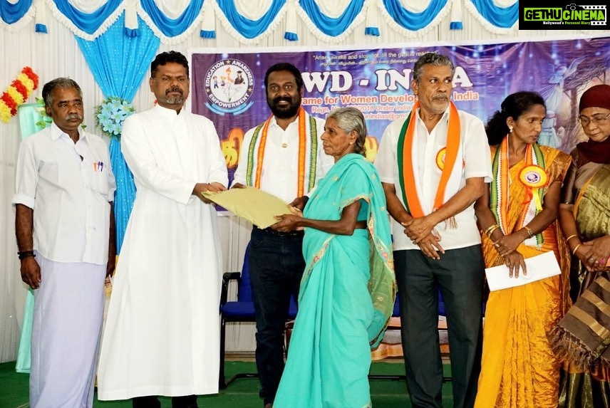Vijay Vasanth Instagram - கன்னியாகுமரி மாவட்ட பெண்கள் கல்வி அதிகாரம் சார்பில் கிறிஸ்துமஸ் விழா நாகர்கோவில் அடுத்த அனந்த நாடார்குடி தூய ஜெரோம் கல்லூரியில் நடைபெற்ற நிகழ்ச்சியில் கலந்து கொண்டு கேக் வெட்டி நலத்திட்ட உதவிகள் வழங்கினேன். நிகழ்ச்சியில் கல்லூரி தாளாளர் அருட்பணி சுவக்கின் மற்றும் ஸ்டீபன் கிழக்கு மாவட்ட காங்கிரஸ் தலைவர் ராதாகிருஷ்ணன், கிறிஸ்டிரமணி, முஸ்லிம் மகளீர் உதவும் சங்க இணைச் செயலாளர் பரீதாபேகம் உட்பட பலர் கலந்து கொண்டனர்.