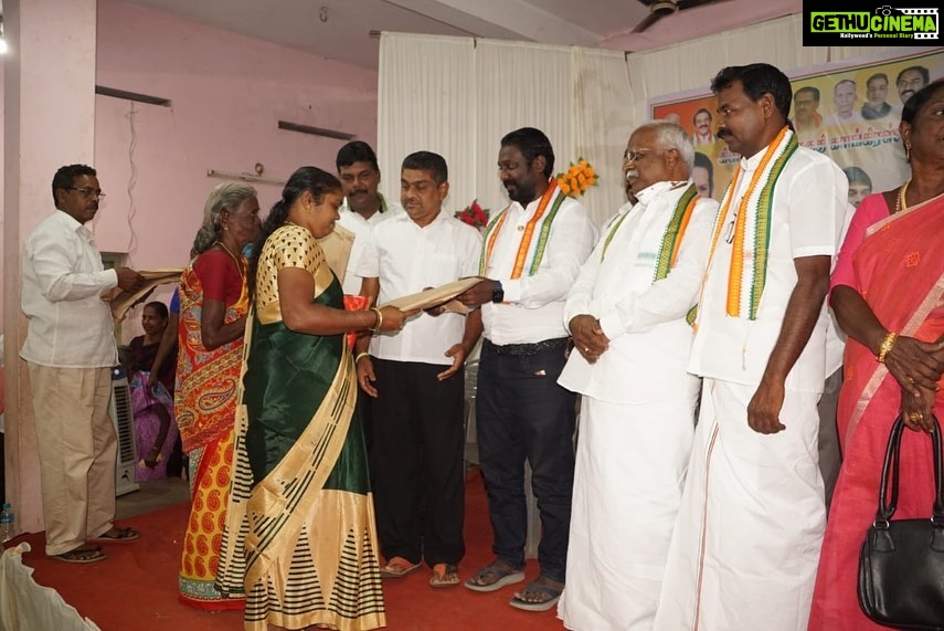 Vijay Vasanth Instagram - கன்னியாகுமரி மேற்கு மாவட்ட காங்கிரஸ் OBC துறை சார்பில் அன்னை சோனியா காந்தி அவர்களின் 74-வது பிறந்தநாள் விழா கிள்ளியூர் நடைபெற்றது .OBC பிரிவு மேற்கு மாவட்ட தலைவர் R.ஸ்டூவர்ட் தலைமை வகித்தார். நிகழ்ச்சியில் குமரி மேற்கு மாவட்ட காங்கிரஸ் தலைவர் வழக்கறிஞர் S.ராஜேஷ்குமார் எம். எல். ஏ, ராபர்ட் புரூஸ், தமிழ்நாடு காங்கிரஸ் OBC துறை பொதுசெயலாளர் P. அருள் ஆனந்த், காஞ்சிபுரம் மாவட்ட காங்கிரஸ் தலைவர் ரூபி R.மனோகரன், அகில இந்திய மீனவர் காங்கிரஸ் செயற்குழு உறுப்பினர் ஜோர்தான், குமரி மேற்கு மாவட்ட காங்கிரஸ் துணை தலைவர்கள் T.பால்மணி, D.அந்தோனிமுத்து, அருள்தாஸ் மற்றும் ஜெரோம் பிரதாப்சிங், ஜெயக்குமார், பால்ராஜ், தர்மராஜ், ஜாண்கிரிஸ்டோபர் உட்பட முக்கிய காங்கிரஸ் நிர்வாகிகள் கலந்து கொண்டனர்.நிகழ்ச்சியில் 74 நபர்களுக்கு நல திட்ட உதவிகள் வழங்கபட்டது.