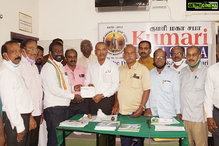 Vijay Vasanth Instagram - குமரி மகாசபா ஆலோசனை கூட்டம் தலைவர் ராவின்சன் தலைமையில் நாகர்கோவிலில் நடைபெற்றது. இந்த ஆலோசனை கூட்டத்தில் கலந்து கொண்டேன். எனது தந்தையார் வசந்தகுமார் கன்னியாகுமரி மாவட்ட வளர்ச்சிக்காக பல்வேறு திட்டங்களை செயல்படுத்தினார், அவரது பணிகளை நிறைவேற்ற பாடுபடுவேன். இந்த கூட்டத்திற்கு செயலாளர் ஜாண்சன் துணைத் தலைவர் ஜேசர்ஜெபநேசன், செயல்தலைவர் ஆஸ்டின், மற்றும் நிர்வாகிகள் அருண், ஸ்ரீராம் உட்பட பலர் கலந்து கொண்டனர்.