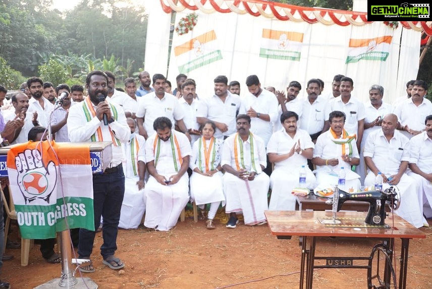 Vijay Vasanth Instagram - இளைஞர் காங்கிரஸ் சார்பில் காங்கிரஸ் கட்சி அலுவலகம் திறப்பு விழாவும், ஏழை மாணவர்களுக்கு நோட்புக் வழங்கும் விழாவும், காங்கிரஸ் கட்சி பொதுக்கூட்டம் என முப்பெரும் விழா, திருவட்டார் வட்டாரம் ஆற்றூரை அடுத்த செவரக்கோடு பகுதியில் மாநில இளைஞர் காங்கிரஸ் வின்ஸ்எல்ஜின் தலைமையில் நடைபெற்றது . நிகழ்ச்சியில் சிறப்பு அழைப்பாளராக அகில இந்தியா காங்கிரஸ் கட்சி பொது செயலாளர் டாக்டர். செல்லகுமார், எம்.பி, முன்னாள் கேரளா முதல்வர் உம்மன் சாண்டி மகன் சாண்டி உமன், அகில இந்திய இளைஞர் காங்கிரஸ் செயலாளர் ஜெயினா, மாநில இளைஞரணி தலைவர் ஹசன் மவுலானா ஆகியோர் கலந்து கொண்டு பேசினர். விழாவில் விளவங்கோடு சட்டமன்ற உறுப்பினர் விஜயதாரணி, மாவட்ட இளைஞர் காங்கிரஸ் தலைவர் திபாகர், காங்கிரஸ் சேவதள தலைவர் ஜோசப் தயாசிங் , விவசாய பிரிவு மாவட்டத் தலைவர் குமார் , காங்கிரஸ் மாவட்ட துணைத் தலைவர் பால்மணி, மாநில பொதுக்குழு உறுப்பினர் எட்வர்ட், ஒன்றிய கவுன்சிலர் ஜெபா, ஜாண் லெனின், டாக்டர். சாங்கோ, வட்டாரத் தலைவர்கள் ஜெகன்ராஜ், காஸ்டன்கிளிட்டஸ் மற்றும் காங்கிரஸ் முக்கிய நிர்வாகிகள் உட்பட ஏராளமானோர் கலந்து கொண்டனர்.