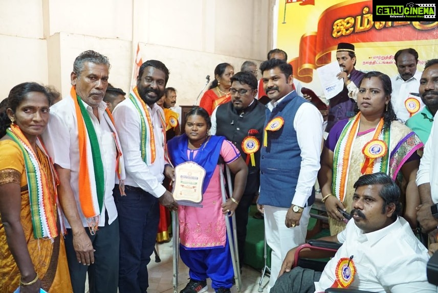 Vijay Vasanth Instagram - நாகர்கோவில் வெட்டுர்ணிமடத்தில் தமிழக மாற்றுத்திறனாளிகள் சமூக நலக் கூட்டமைப்பு நடத்திய ஐம்பெரும் விழாவில் கலந்து கொண்டு நலத்திட்ட உதவிகள் மற்றும் சாதனையாளர் நினைவு பரிசு வழங்கி கவுரவித்னேன். இந்த நிகழ்ச்சியில் காங்கிரஸ் கிழக்கு மாவட்ட தலைவர் வழக்கறிஞர் ராதாகிருஷ்ணன், அசோக்ராஜ், கிறிஸ்டிரமணி, அருள்சபிதா, தமிழக மாற்றுத்திறனாளிகள் சமூக நலக் கூட்டமைப்பு நிர்வாகிகள் முகமதுஅனஸ், ஜாண்போஸ்கோ, செந்தில், முகமது சபிர் உட்பட பலர் கலந்து கொண்டனர்.