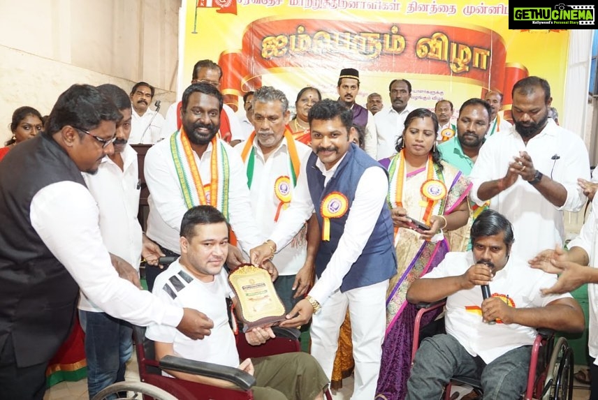 Vijay Vasanth Instagram - நாகர்கோவில் வெட்டுர்ணிமடத்தில் தமிழக மாற்றுத்திறனாளிகள் சமூக நலக் கூட்டமைப்பு நடத்திய ஐம்பெரும் விழாவில் கலந்து கொண்டு நலத்திட்ட உதவிகள் மற்றும் சாதனையாளர் நினைவு பரிசு வழங்கி கவுரவித்னேன். இந்த நிகழ்ச்சியில் காங்கிரஸ் கிழக்கு மாவட்ட தலைவர் வழக்கறிஞர் ராதாகிருஷ்ணன், அசோக்ராஜ், கிறிஸ்டிரமணி, அருள்சபிதா, தமிழக மாற்றுத்திறனாளிகள் சமூக நலக் கூட்டமைப்பு நிர்வாகிகள் முகமதுஅனஸ், ஜாண்போஸ்கோ, செந்தில், முகமது சபிர் உட்பட பலர் கலந்து கொண்டனர்.