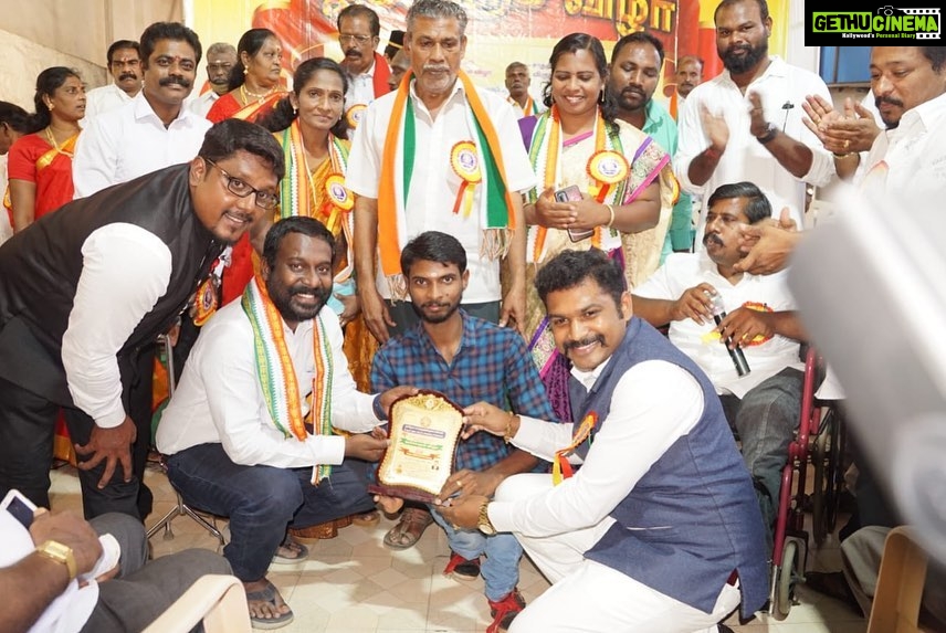 Vijay Vasanth Instagram - நாகர்கோவில் வெட்டுர்ணிமடத்தில் தமிழக மாற்றுத்திறனாளிகள் சமூக நலக் கூட்டமைப்பு நடத்திய ஐம்பெரும் விழாவில் கலந்து கொண்டு நலத்திட்ட உதவிகள் மற்றும் சாதனையாளர் நினைவு பரிசு வழங்கி கவுரவித்னேன். இந்த நிகழ்ச்சியில் காங்கிரஸ் கிழக்கு மாவட்ட தலைவர் வழக்கறிஞர் ராதாகிருஷ்ணன், அசோக்ராஜ், கிறிஸ்டிரமணி, அருள்சபிதா, தமிழக மாற்றுத்திறனாளிகள் சமூக நலக் கூட்டமைப்பு நிர்வாகிகள் முகமதுஅனஸ், ஜாண்போஸ்கோ, செந்தில், முகமது சபிர் உட்பட பலர் கலந்து கொண்டனர்.