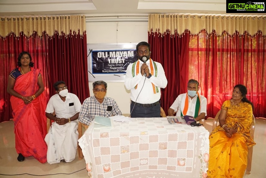 Vijay Vasanth Instagram - நாகர்கோவில் ஒளிமயம் டிரஸ்ட் நடத்திய மாற்றுத்திறனாளிகளுக்கு நலத்திட்ட உதவிகள் வழங்கும் நிகழ்ச்சி ஆசாரிபள்ளத்தில் நடைபெற்றது. இந்த நிகழ்ச்சியில் கலந்து கொண்டு நலத்திட்ட உதவிகள் வழங்கும் நிகழ்ச்சியை துவக்கி வைத்தேன். கிழக்கு மாவட்ட காங்கிரஸ் தலைவர் ராதாகிருஷ்ணன் உட்பட பலர் கலந்து கொண்டனர்.