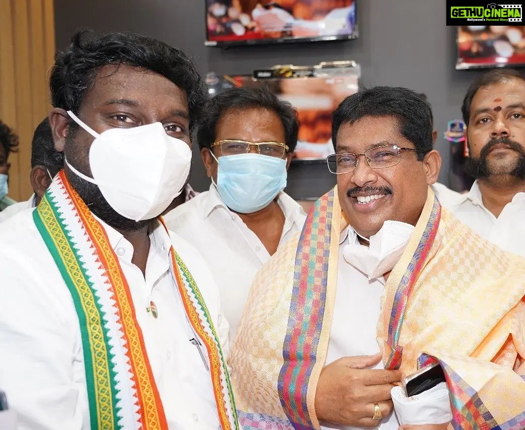 Vijay Vasanth Instagram - திமுக தலைவர் வீரபாண்டி ராஜா அவர்களின் மறைவு என்னை அதிர்ச்சிக்குள்ளாக்கியது. சமீபத்தில் நாங்கள் வசந்த் & கோ சேலம் கிளை திறப்பு விழாவில் சந்தித்து நட்பு பரிமாறி கொண்டோம். அவரது பிரிவால் வருந்தும் அவரது குடும்பத்தினருக்கும் நண்பர்களுக்கும் எனது ஆழ்ந்த இரங்கலை தெரிவித்துக் கொள்கிறேன்.