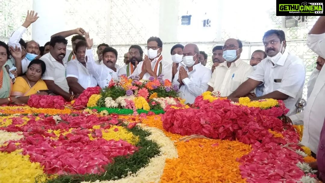 Vijay Vasanth Instagram - தமிழக காங்கிரஸ் தலைவர் திரு கே.எஸ் அழகிரி அவர்கள் தலைமையில் மெரினா காந்தி சிலை,காமராஜர் நினைவிடம், மற்றும் சத்தியமூர்த்தி பவனில் நடைபெற்ற நிகழ்ச்சிகளில் மற்ற தலைவர்களுடன் கலந்து கொண்டு காந்தியடிகள், பெருந்தலைவர் காமராஜர், திரு லால் பகதூர் சாஸ்திரி ஆகியோருக்கு மரியாதை செலுத்தினேன்.