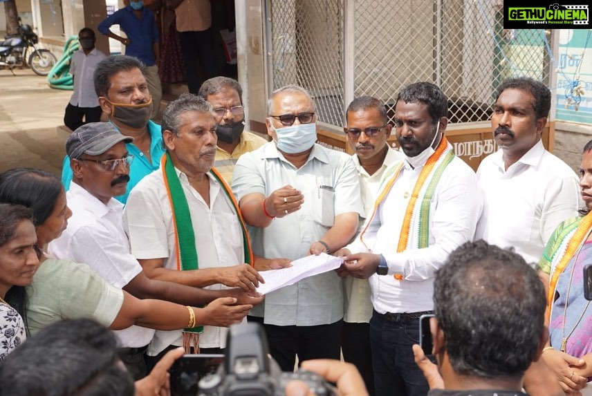 Vijay Vasanth Instagram - கன்னியாகுமரி மாவட்டம் நாகர்கோவில் உள்ள 52 வார்டுகளில் பலவருடங்களாக ரோடுகள் செப்பனிடாமல் குண்டும் குழியுமாக போக்குவரத்துக்கும், மக்கள் நடந்து செல்வதற்கும் மிகவும் சிரமப்படுகின்றனர், அடிக்கடி விபத்துகள் ஏற்பட்டு மக்கள் பாதிப்படைகிறார்கள். இந்த ரோடுகளை செப்பனிட வேண்டி குமரி கிழக்கு மாவட்ட காங்கிரஸ் கட்சி சார்பில் கண்டன ஆர்ப்பாட்டம் நடைபெற இருந்தது மாநகராட்சி செயற்பொறியாளர் பேச்சுவார்த்தை நடத்தி 10 நாட்களில் தீர்க்கப்படும் என உறுதி அளித்ததை அடுத்து போராட்டம் கைவிடப்பட்டது.