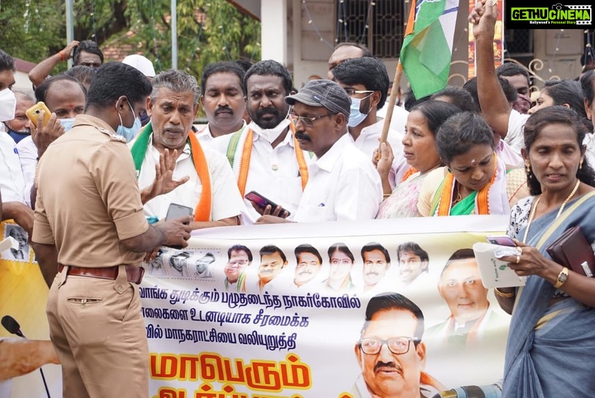 Vijay Vasanth Instagram - கன்னியாகுமரி மாவட்டம் நாகர்கோவில் உள்ள 52 வார்டுகளில் பலவருடங்களாக ரோடுகள் செப்பனிடாமல் குண்டும் குழியுமாக போக்குவரத்துக்கும், மக்கள் நடந்து செல்வதற்கும் மிகவும் சிரமப்படுகின்றனர், அடிக்கடி விபத்துகள் ஏற்பட்டு மக்கள் பாதிப்படைகிறார்கள். இந்த ரோடுகளை செப்பனிட வேண்டி குமரி கிழக்கு மாவட்ட காங்கிரஸ் கட்சி சார்பில் கண்டன ஆர்ப்பாட்டம் நடைபெற இருந்தது மாநகராட்சி செயற்பொறியாளர் பேச்சுவார்த்தை நடத்தி 10 நாட்களில் தீர்க்கப்படும் என உறுதி அளித்ததை அடுத்து போராட்டம் கைவிடப்பட்டது.