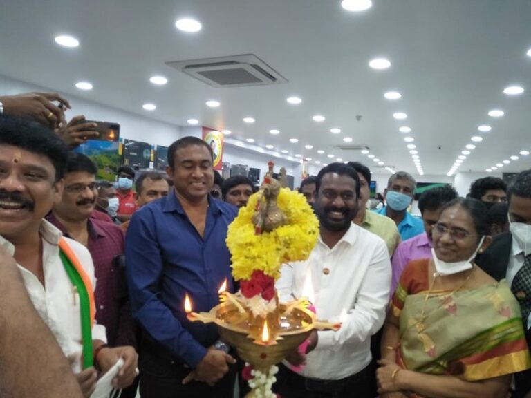 Vijay Vasanth Instagram - Im pleased to announce that from the house of @vasanthandco_in we have opened our new showroom in Avadi today which was inaugurated by my mom. #fordad @hvasanthakumar