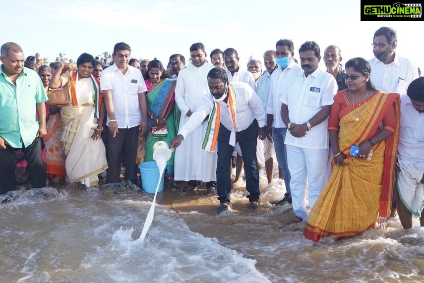 Vijay Vasanth Instagram - நவம்பர் 20 உலக மீனவர் தினத்தை முன்னிட்டு கன்னியாகுமரி மாவட்டம் இராமன்துறை கடற்கரையில் நடைபெற்ற நிகழ்ச்சியில் சிறப்பு விருந்தினராக கலந்து கொண்டு கடலில் பால் ஊற்றி மரியாதை செலுத்தி இனிப்பு வழங்கி மீனவ மக்களுக்கு நலத்திட்ட உதவிகள் வழங்கும் நிகழ்ச்சியை துவக்கி வைத்தேன். @incindia @inctamilnadu @alagiriks @dineshgrao @rahulgandhi @sanjaysdutt