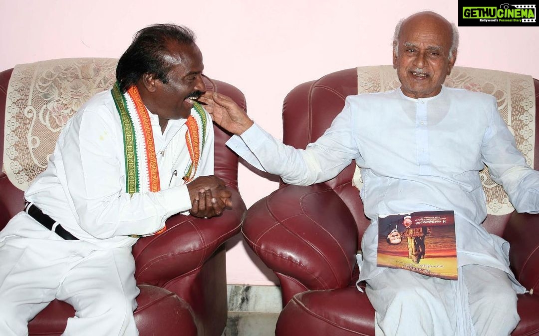Vijay Vasanth Instagram - கன்னியாகுமரி மூத்த அரசியல்வாதியும், ஜனதா கட்சி முன்னாள் MLA தக்கலை பி.முகமது இஸ்மாயில் அவர்கள் இறைவனடி சேர்ந்தார்.எனது தந்தை @hvasanthakumar 'ன் நெருங்கிய நண்பர் மறைவு மிகுந்த வருத்தத்தை அளிக்கிறது. அவரது குடும்பத்திற்கு ஆறுதல் தெரிவித்து ஆழ்ந்த இரங்கலைத் தெரிவித்து கொள்கிறேன்.