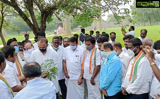 Vijay Vasanth Instagram - சென்னை வருகை தந்த @incindia @dineshgrao அவர்கள் ஸ்ரீபெரும்புதூரில் உள்ள முன்னாள் பாரத பிரதமர் அமரர் ராஜீவ் காந்தி நினைவிடத்தில் அஞ்சலி செலுத்தி மரக்கன்று நட்டார். நிகழ்ச்சியில் AICC @sanjaysdutt @inctamilnadu தலைவர் @alagiriks உட்பட முக்கிய காங்கிரஸ் நிர்வாகிகள் பங்கேற்றனர்.