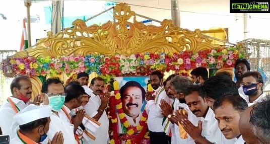 Vijay Vasanth Instagram - திருவள்ளூர் மத்திய மாவட்ட காங்கிரஸ் கமிட்டி வர்த்தக பிரிவு சார்பில் அப்பாவிற்கு @hvasanthakumar புகழஞ்சலி மற்றும் படத்திறப்பு விழா வர்த்தக பிரிவு மாவட்ட தலைவர் வே. உமாபதி தலைமையில் நடைபெற்றது, இதில் கலந்துகொண்டு படத்தை திறந்து வைத்து மக்களுக்கு மதிய உணவு வழங்கினேன். @incindia @inctamilnadu @alagiriks @dineshgrao @sanjaysdutt