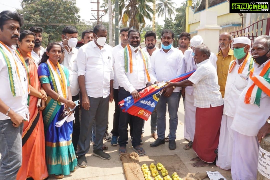 Vijay Vasanth Instagram - குமரியில் உங்களோடு நான், உங்களுக்காகவே நான் என மக்கள் சேவை செய்த என் தந்தை அவர்கள் இம்மண்ணை விட்டு மறைந்தாலும் அவர் துவங்கி வைத்த மக்கள் பணி தொடர வேண்டும் என்று அப்பா வழியில் நான். சாலையோரம் வெயிலில் வியாபாரம் செய்த வியாபாரிகளுக்கு வெயிலில் இருந்து பாதுகாக்க பெரிய குடை வழங்கினேன். @incindia @dineshgrao @alagiriks @inctamilnadu @sanjaysdutt