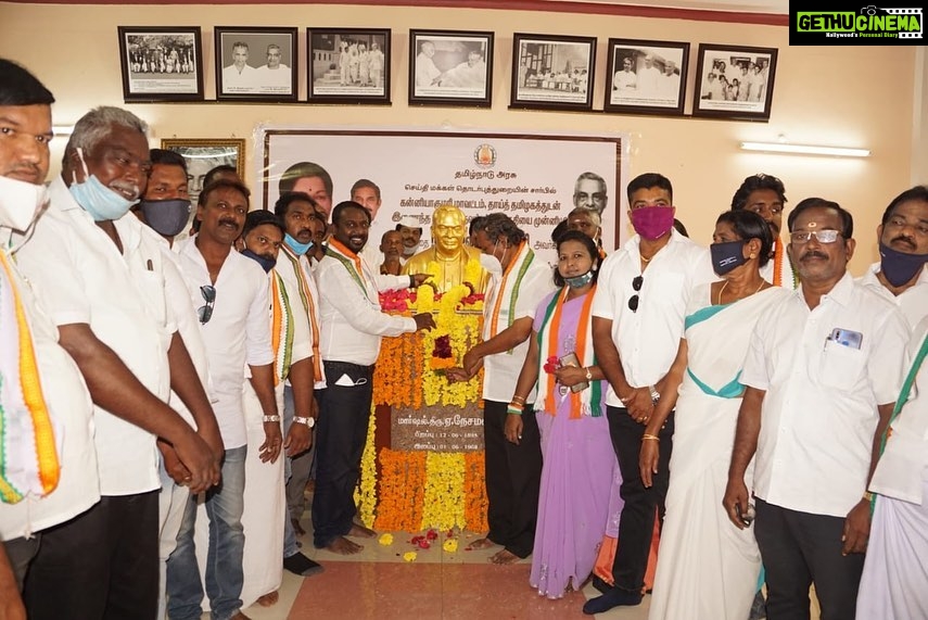 Vijay Vasanth Instagram - குமரி மாவட்டம் தாய் தமிழகத்துடன் இணைய அரும்பாடுபட்ட தலைவர்களில் ஒருவரான குஞ்சன் நாடார் திருவுருவசிலைக்கு மாலை அணிவித்து மரியாதை செலுத்தினேன். பின்னர் வேப்பமூடு மணிமண்டபத்தில் உள்ள நேசமணி திருஉருவச்சிலைக்கு குமரி கிழக்கு மாவட்ட காங்கிரஸ் கட்சி சார்பில் மரியாதை செலுத்தினேன். @incindia @alagiriks @dineshgrao @inctamilnadu @sanjaysdutt