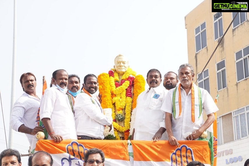 Vijay Vasanth Instagram - குமரி மாவட்டம் கேரளாவில் இருந்து தாய் தமிழகத்துடன் இணைந்த 64 வது ஆண்டையொட்டி இதற்கு அரும்பாடுபட்ட தலைவர்களில் ஒருவரான மார்சல் நேசமணியின் திருஉருவச்சிலைக்கு குமரி கிழக்கு மாவட்ட காங்கிரஸ் கட்சி சார்பில் மாலை அணிவித்து மரியாதை செலுத்தினேன். @incindia @alagiriks @dineshgrao @inctamilnadu @sanjaysdutt