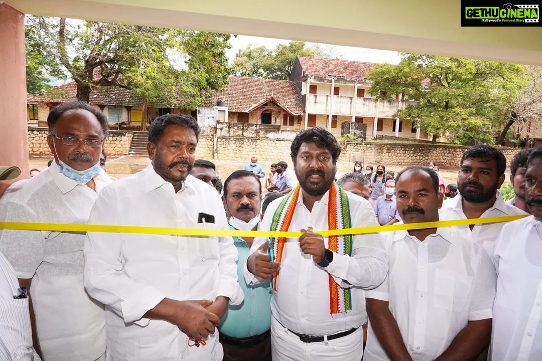Vijay Vasanth Instagram - இரணியல் அரசு மேல்நிலை பள்ளியில் எனது தந்தை திரு H. வசந்த குமார் அவர்களின் பாராளுமன்ற உறுப்பினர் நிதி வாயிலாக சுமார் பத்து லட்சம் ரூபாய் மதிப்பில் கட்டப்பட்ட புதிய வகுப்பறைகள் இன்று திறந்து வைத்தேன். திரு JG ப்ரின்ஸ் MLA, தலைமை ஆசிரியை திருமதி ராஜேஸ்வரி ஆகியோர் கலந்து கொண்டனர். Kanyakumari, India