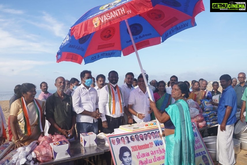 Vijay Vasanth Instagram - நவம்பர் 20 உலக மீனவர் தினத்தை முன்னிட்டு கன்னியாகுமரி மாவட்டம் இராமன்துறை கடற்கரையில் நடைபெற்ற நிகழ்ச்சியில் சிறப்பு விருந்தினராக கலந்து கொண்டு கடலில் பால் ஊற்றி மரியாதை செலுத்தி இனிப்பு வழங்கி மீனவ மக்களுக்கு நலத்திட்ட உதவிகள் வழங்கும் நிகழ்ச்சியை துவக்கி வைத்தேன். @incindia @inctamilnadu @alagiriks @dineshgrao @rahulgandhi @sanjaysdutt