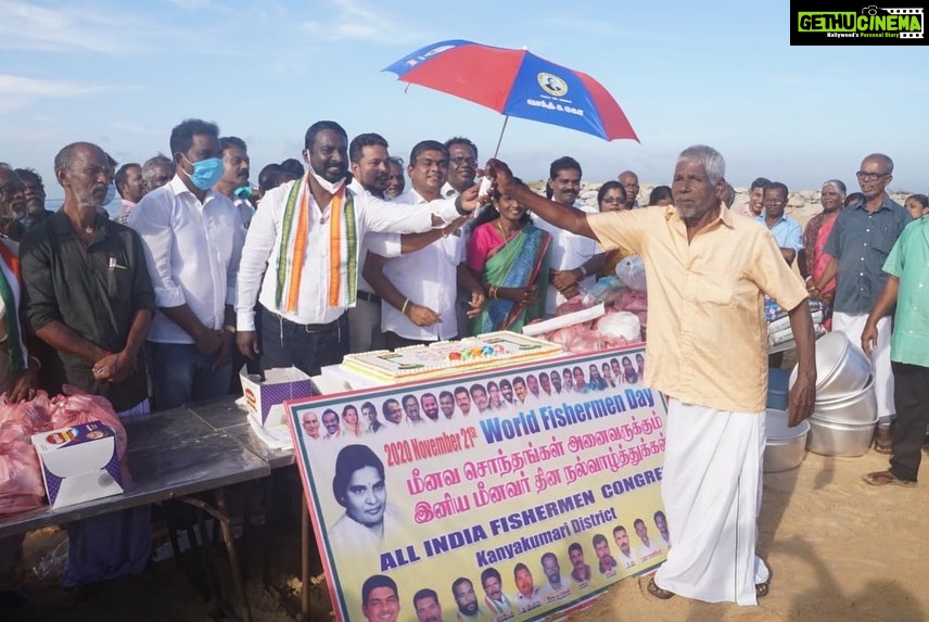 Vijay Vasanth Instagram - நவம்பர் 20 உலக மீனவர் தினத்தை முன்னிட்டு கன்னியாகுமரி மாவட்டம் இராமன்துறை கடற்கரையில் நடைபெற்ற நிகழ்ச்சியில் சிறப்பு விருந்தினராக கலந்து கொண்டு கடலில் பால் ஊற்றி மரியாதை செலுத்தி இனிப்பு வழங்கி மீனவ மக்களுக்கு நலத்திட்ட உதவிகள் வழங்கும் நிகழ்ச்சியை துவக்கி வைத்தேன். @incindia @inctamilnadu @alagiriks @dineshgrao @rahulgandhi @sanjaysdutt