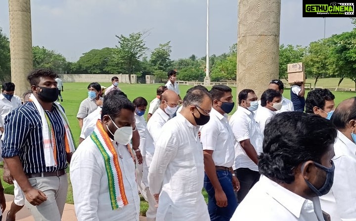 Vijay Vasanth Instagram - சென்னை வருகை தந்த @incindia @dineshgrao அவர்கள் ஸ்ரீபெரும்புதூரில் உள்ள முன்னாள் பாரத பிரதமர் அமரர் ராஜீவ் காந்தி நினைவிடத்தில் அஞ்சலி செலுத்தி மரக்கன்று நட்டார். நிகழ்ச்சியில் AICC @sanjaysdutt @inctamilnadu தலைவர் @alagiriks உட்பட முக்கிய காங்கிரஸ் நிர்வாகிகள் பங்கேற்றனர்.